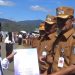 Bupati Kerinci Monadi (kanan) menyerahkan SK CPNS kepada salah satu peserta penerima di Lapangan Perkantoran Bukit Tengah, Siulak, Senin (19/5). (Dok .Yol)