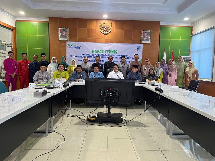 Peserta rapat teknis perpanjangan nota kesepahaman antara BPJS Ketenagakerjaan Cabang Jambi dan Pemerintah Kota Jambi berfoto bersama usai kegiatan yang digelar pada Selasa (20/5) di Kantor BPJS TK Jambi. (Dok. Yola - JT)
