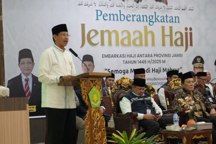 Asisten II Sekda Provinsi Jambi, Johansyah, SE, ME, mewakili Gubernur Jambi saat menyampaikan sambutan pelepasan Jemaah Calon Haji Kloter 19 Embarkasi Antara Provinsi Jambi di Asrama Haji Kota Baru, Rabu (21/5/2025). (Dok. Erit Kominfo)