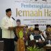 Asisten II Sekda Provinsi Jambi, Johansyah, SE, ME, mewakili Gubernur Jambi saat menyampaikan sambutan pelepasan Jemaah Calon Haji Kloter 19 Embarkasi Antara Provinsi Jambi di Asrama Haji Kota Baru, Rabu (21/5/2025). (Dok. Erit Kominfo)