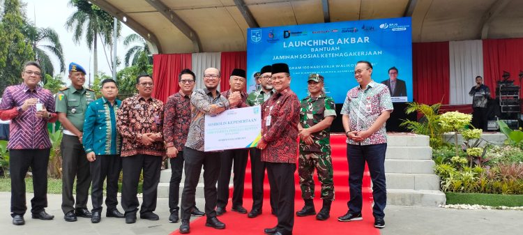 Wali Kota Jambi Dr. H. Maulana, MKM secara simbolis menyerahkan kartu kepesertaan BPJS Ketenagakerjaan kepada perwakilan pekerja rentan dalam acara Launching Akbar Bantuan Jaminan Sosial Ketenagakerjaan, di Lapangan Kantor Wali Kota Jambi, Kamis (22/5) (dok, yola -jt)