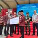 Wali Kota Jambi Dr. H. Maulana, MKM secara simbolis menyerahkan kartu kepesertaan BPJS Ketenagakerjaan kepada perwakilan pekerja rentan dalam acara Launching Akbar Bantuan Jaminan Sosial Ketenagakerjaan, di Lapangan Kantor Wali Kota Jambi, Kamis (22/5) (dok, yola -jt)