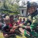 Seorang prajurit Satgas Yonif 700/WYC dari Pos Kout Sinak membagikan makanan ringan kepada anak-anak di Kampung Gigobak, Distrik Sinak, Papua, dalam kegiatan anjangsana sosial. (Dok. Pen Satgas Yonif 700/WYC)