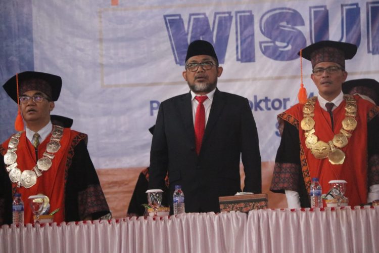 Sekda Provinsi Jambi, Dr. H. Sudirman, SH., MH (tengah), menghadiri Wisuda ke-116 Universitas Jambi Semester Genap TA 2024/2025 bersama Rektor Universitas Jambi dan jajaran pimpinan universitas di Balairung UNJA, Muaro Jambi, Sabtu (24/5/2025). (Foto: Agus Supriyanto/Diskominfo Provinsi Jambi)