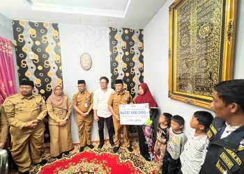 Penyerahan santunan BPJS Ketenagakerjaan senilai Rp237,5 juta oleh Wali Kota Jambi bersama jajaran Pemkot dan BPJS Ketenagakerjaan Cabang Jambi kepada keluarga almarhum Zainal Abidin, Ketua RT 23 Bakung Jaya yang wafat saat bertugas, Senin (26/5/2025). (Dok. Yola - JT)