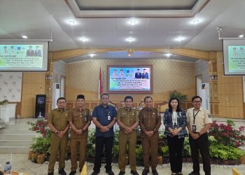 Kepala Kantor Wilayah Jasa Raharja Provinsi Jambi, Ni Made Ayu Mulidyawati (keempat dari kanan), berfoto bersama jajaran Pemkab Tanjab Barat usai kegiatan Rakor  Intensifikasi PAD dan pembahasan UU di Aula Kantor Bupati Selasa (27/5/2025)  (Foto: Dok. Pemkab Tanjab Barat / Jasa Raharja)