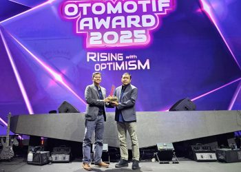 Rifki Maulana menerima penghargaan “Bike of The Year 2025” untuk AEROX ALPHA “TURBO” dalam ajang Otomotif Award 2025 yang digelar di Black Owl, Kelapa Gading, Jakarta, Selasa (27/5/2025). (Foto: Dok. Yamaha Indonesia)