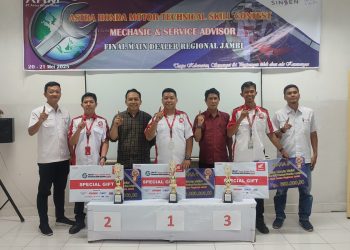Para juara Technical Skill Contest 2025 berpose bersama manajemen PT Sinar Sentosa Primatama (Sinsen) usai penyerahan penghargaan di Honda Training Center Jambi, Selasa (21/5/2025). (Dok, Sinsnen)