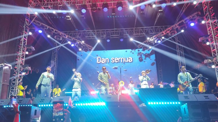 Aksi panggung penuh energi dari Tipe-X dalam konser #Orcheska 30 Years Music Tour di Jambi di Lapangan Bandara Lama, Jumat (30/5/2025) malam. (Dok. Yola)