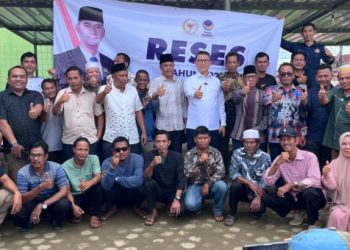 Anggota DPR RI Dapil Jambi Dr. H. Syarif Fasha berfoto bersama warga dan tokoh masyarakat dalam kegiatan reses di RT 09, Kelurahan Parit Culum I, Kecamatan Muara Sabak Barat, Kamis (12/6/2025). (Dok. Stepanus)