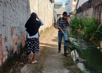 Warga RT 09 Sulanjana sedang membersihkan saluran drainase dalam kegiatan gotong royong serentak, Minggu (15/6/2025). (Dok. Nahar)