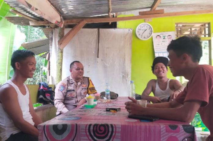 Bhabinkamtibmas Polsek Maro Sebo Ilir, Aipda Fakhruddin, berdialog akrab dengan warga Desa Bulian Jaya dalam kegiatan sambang DDS, Sabtu (14/6/2025). (Dok . Humas Polsek Maro Sebo Ilir )