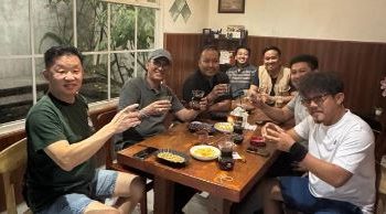 Sejumlah penggiat kopi Jambi berdiskusi santai di salah satu kafe di Kota Jambi, Minggu (15/6/2025), (Dok. Daus)
