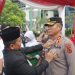 Wali Kota Jambi, Dr. dr. H. Maulana, MKM, menyematkan medali penghargaan PMI kepada AKBP Dr. Dadang Djoko Karyanto dalam peringatan Hari Donor Darah Sedunia di Lapangan Kantor Wali Kota Jambi, Senin (16/6/2025). (Dok. Daus)