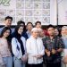 Pemilik Kopi Tiam 72, Asnawi (berkopiah putih), berfoto bersama komunitas muda dan tamu undangan usai peresmian kafe di kawasan Simpang Empat Asrama Haji, Kota Jambi, Sabtu (15/6/2025). (Dok. Nahar)