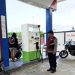 Anggota Polsek KSKP Tanjabbar melaksanakan patroli pengamanan di SPBUN Parit 7 Kuala Tungkal, Senin (16/6/2025). (Dok, Humas Polsek KSKP Tanjabbar)
