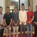 Ketua DPRD Provinsi Jambi M. Hafiz (tengah) berfoto bersama Ilham Perdana dan jajaran pengurus Pemuda Muhammadiyah usai pertemuan silaturahmi di rumah dinas Ketua DPRD, Senin (11/5/2025). (Foto: Nahar)