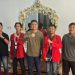 Ketua DPRD Provinsi Jambi, M. Hafiz (tengah), berfoto bersama pengurus DPD GMNI Jambi usai audiensi di rumah dinasnya (Dok. Stepanus)