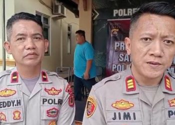 Kapolsek Kotabaru, AKP Jimi (kanan) dan Kanit Reskrim Polsek Kotabaru, Ipda Deddy H, memberikan keterangan terkait kasus penikaman yang diselesaikan melalui restorative justice di Mapolsek Kotabaru, Kota Jambi, Selasa (18/6/2025). (Foto: Daus)