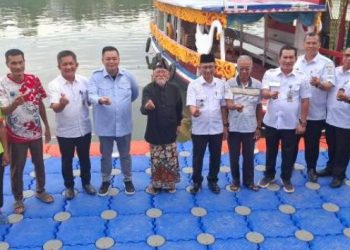 Ketua DPRD Kota Jambi Kemas Faried Alfarelly (tengah) bersama perwakilan masyarakat dan instansi terkait berfoto usai menyerahkan dua unit dermaga apung di kawasan Danau Sipin, Rabu (18/6/2025). (Dok. Stepanus)