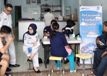 Petugas Jasa Raharja Jambi memberikan pelayanan kesehatan gratis kepada pengemudi angkutan umum di PO Restu Ibu, Mei 2025. Pemeriksaan meliputi tekanan darah, gula darah, dan konsultasi kesehatan. (Foto: Yola)