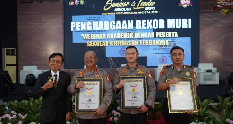 Kasespimma Lemdiklat Polri Brigjen Pol Sonny Irawan bersama jajaran menerima penghargaan Rekor MURI atas penyelenggaraan webinar akademik dengan peserta sekolah kedinasan terbanyak dalam acara Seminar Sekolah & Leader Expo, Selasa (3/6/2025). (Dok. mediahub.polri.go.id)
