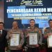Kasespimma Lemdiklat Polri Brigjen Pol Sonny Irawan bersama jajaran menerima penghargaan Rekor MURI atas penyelenggaraan webinar akademik dengan peserta sekolah kedinasan terbanyak dalam acara Seminar Sekolah & Leader Expo, Selasa (3/6/2025). (Dok. mediahub.polri.go.id)