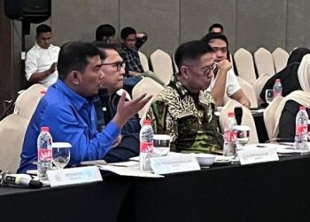 Anggota Komisi XII DPR RI Rocky Chandra menyampaikan pandangannya terkait sistem Minerba saat Kunkerses di Swiss-Belhotel Jambi, Jumat (20/6/2025). (Dok. Stepanus)