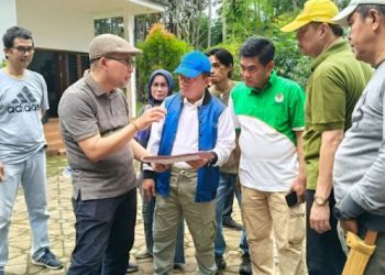 Gubernur Jambi Al Haris (tengah, bertopi) memberikan arahan kepada jajaran OPD saat meninjau langsung potensi pengembangan wisata alam di kawasan Hutan Pinus Kenali, Paal X, Kota Jambi, Jumat (20/6/2025). (Dok.Yola)