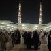 Jemaah haji asal Indonesia berjalan di pelataran Masjid Nabawi, Madinah, Arab Saudi, usai menjalankan ibadah salat pada malam hari, Jumat (20/6/2025). (Dok. mui.or.id)