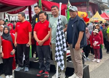 Rocky Candra (berbaju krim) bersama panitia dan peserta jalan santai saat melepas kegiatan Milad ke-6 UM Jambi, Minggu (22/6/2025). (Dok. Daus)