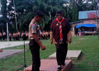 Ketua Kwarran Muara Tembesi, Kak A. Taufik, S.Pd., membuka secara resmi Perkemahan SEMPURNA 2025 di SD Negeri 118/I Dusun Ampelu, Kabupaten Batang Hari, Jumat (20/6/2025). (Dok, Nahar)