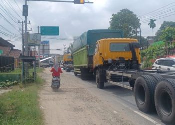 Kemacetan panjang terjadi di kawasan Jembatan Aurduri I, Senin (23/6/2025). (Dok. Daus)