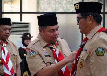 Ketua Kwartir Cabang Gerakan Pramuka Kota Jambi, Kemas Faried Alfarelly mengukuhkan Ketua Majelis Pembimbing Saka Taruna Bumi Kota Jambi, Evridal Asri,, Senin (23/6/2025). (Dok. Stepanus)