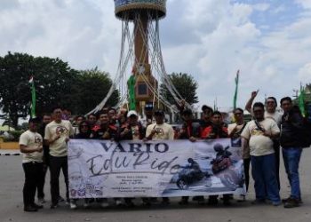 Anggota komunitas Honda Vario dan tim Sinsen berfoto bersama di kawasan Tugu Keris Siginjai, Jambi, saat mengikuti kegiatan “Vario EduRide” yang digelar pada Sabtu (31/5/2025). (Dok. Honda Sinsen)