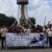 Anggota komunitas Honda Vario dan tim Sinsen berfoto bersama di kawasan Tugu Keris Siginjai, Jambi, saat mengikuti kegiatan “Vario EduRide” yang digelar pada Sabtu (31/5/2025). (Dok. Honda Sinsen)