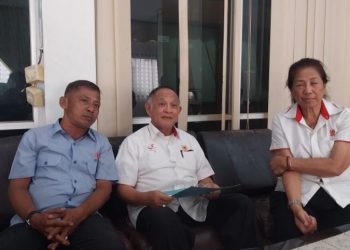 Anggota Tim Penjaringan dan Penyaringan (TPP) Ketua KONI Provinsi Jambi saat memberikan keterangan pers terkait proses penjaringan calon ketua, Senin (23/6/2025). (Foto: Daus)