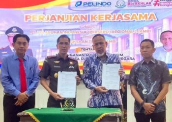 GM Pelindo Jambi Ahmad Fahmi dan Kepala Kejati Jambi Dr. Hermon Dekristo menunjukkan dokumen perjanjian kerja sama bidang hukum perdata dan tata usaha negara di Kantor Kejati Jambi, Selasa (24/6/2025). (Dok. Stepanus)