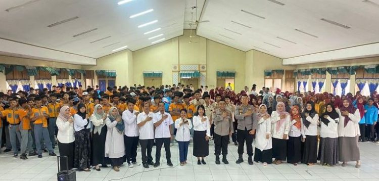 Direktur Binmas Polda Jambi AKBP Henky Poerwanto bersama guru dan siswa SMK Yadika Jambi usai penyuluhan anti-perundungan, Rabu (04/6/2025). (Dok. nahar)