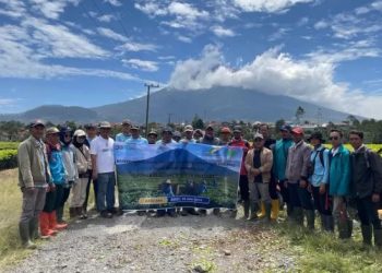 Peserta pelatihan pemetikan teh menggunakan mesin elektrik berfoto bersama di Kebun Kayu Aro, Kabupaten Kerinci, Jambi, Rabu (25/6/2025). (Humas PTPN IV)