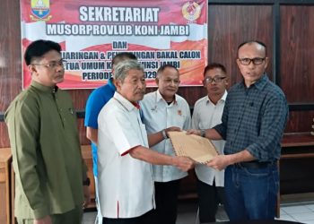 Mat Sanusi menyerahkan berkas pendaftaran sebagai calon Ketua KONI Provinsi Jambi periode 2025–2029 kepada Ketua Tim Penjaringan dan Penyaringan, Eman Sumusi, di Sekretariat Musorprovlub KONI Jambi, Rabu (25/6/2025). (Dok. Daus)