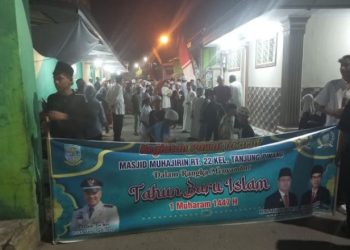 Warga Kelurahan Tanjungpinang, Kecamatan Jambi Timur, memadati kawasan Masjid Muhajirin RT 22 untuk mengikuti pawai obor dalam rangka menyambut Tahun Baru Islam 1 Muharram 1447 H, Kamis (26/6/2025) malam. (Dok. Nahar)