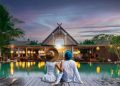 Suasana sore di tepi kolam Rumah Kito Resort Hotel Jambi, destinasi favorit keluarga selama musim liburan sekolah. (Dok. Rumah Kito Resort Hotel Jambi)