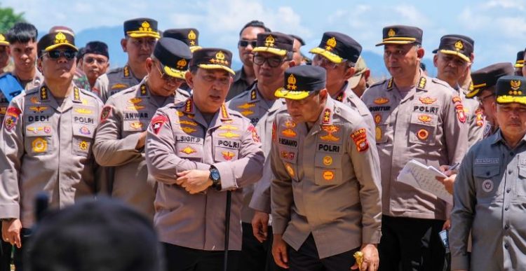 Kapolri Jenderal Listyo Sigit Prabowo didampingi jajaran pejabat tinggi Polri saat meninjau kesiapan panen raya jagung di Kalimantan Barat, Selasa (3/6/2025). (Foto: Dok. Humas Polri)