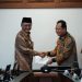 Bupati Muaro Jambi, Bambang Bayu Suseno (kiri), berjabat tangan dengan Menteri PUPR, Ir. Dody Hanggodo (kanan), usai audiensi membahas percepatan pembangunan infrastruktur di Gedung Kementerian PUPR, Jakarta, Kamis (15/5/2025). (Dok. Kominfo)