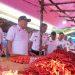 Wakil Bupati Muaro Jambi, Junaidi H. Mahir, bersama jajaran Forkopimda dan OPD meninjau harga komoditas pangan di Pasar Suko Awin Jaya, Kecamatan Sekernan, Rabu (4/6/2025). (Dok. Kominfo)