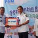 Wakil Bupati Muaro Jambi, Junaidi H. Mahir, menerima secara simbolis bantuan sarana Ruang Pintar dari PNM saat peresmian di Desa Mendalo Darat, Kecamatan Jambi Luar Kota, Rabu (4/6/2025). (Dok. Kominfo)
