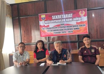Tim Penjaringan dan Penyaringan KONI Provinsi Jambi saat menyampaikan hasil verifikasi calon Ketua Umum KONI Jambi periode 2025–2029 di Sekretariat Musorprovlub, Sabtu (28/6/2025). (Dok. Daus)