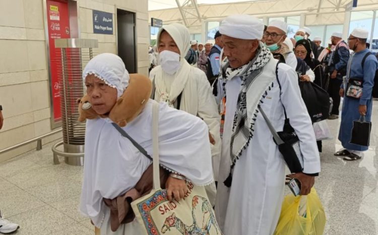Sejumlah jamaah haji Indonesia antre di area keberangkatan Bandara King Abdulaziz, Jeddah, sebelum kembali ke Tanah Air pada fase pemulangan gelombang pertama, Kamis (26/6/2025).