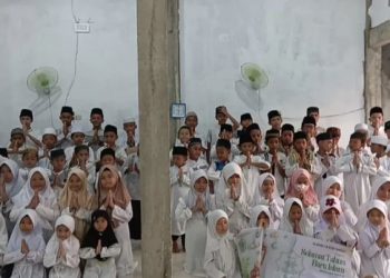 Puluhan santri Rumah Quran Ghaza, Kota Jambi, mengenakan pakaian putih berpoto bersama di Rumah Quran Ghaza, Sabtu (28/6/2025). (Dok. Daus)